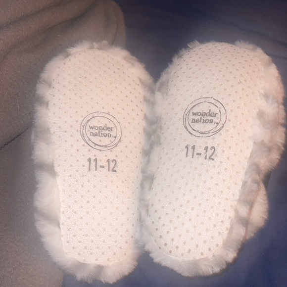 Wonder Nation Slippers - Picture 3 of 4
